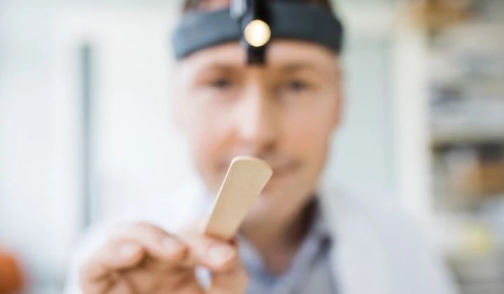 Arzt bei Untersuchung Arzt bei Untersuchung