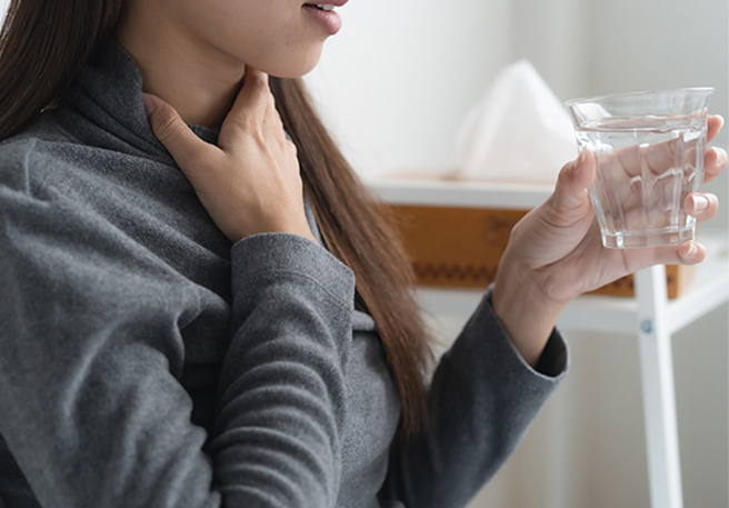 Frau mit Schluckbeschwerden